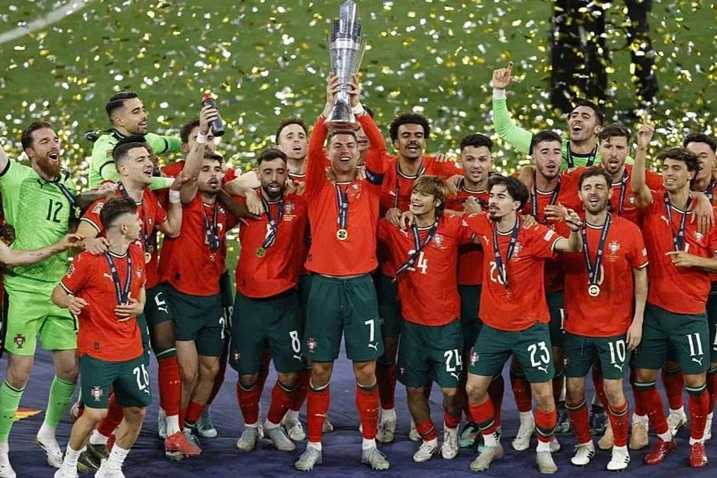 Ronaldo Viễn Vong Và Giấc Mơ WC - id